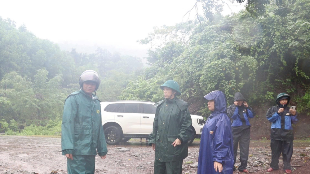 Lãnh đạo xã Khe Sanh kiểm tra tình hình ngập lụt